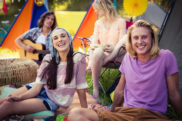 Vänner att ha roligt tillsammans på campingplats — Stockfoto