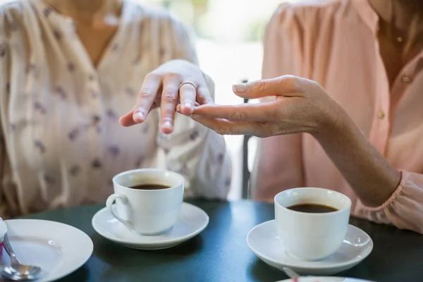 Femme montrant bague de fiançailles à son ami — Photo