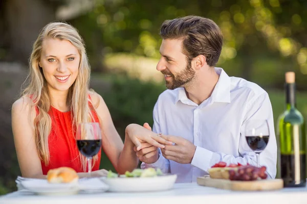 Man sätter en ring på kvinnans finger — Stockfoto