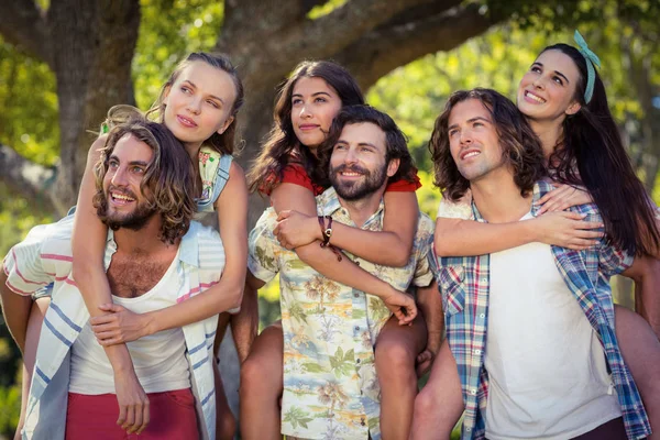 Uomini che danno cavalcate alle donne — Foto Stock