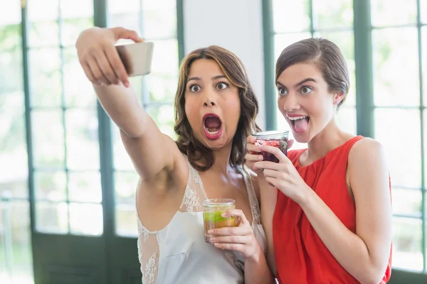 Friends taking a selfie while holding cocktail glasses — Stock Photo, Image