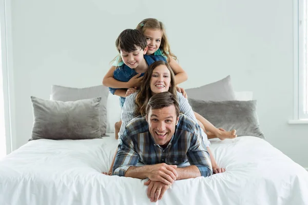 Familie spelen op bed in de slaapkamer — Stockfoto