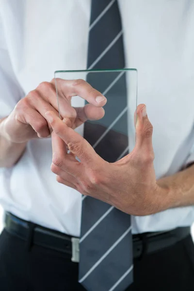 Homme d'affaires utilisant un téléphone mobile futuriste — Photo