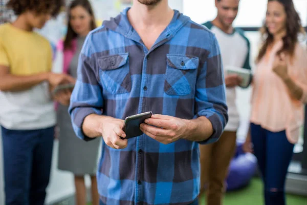 Seção intermediária do executivo masculino usando telefone celular — Fotografia de Stock