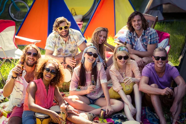 Grupo de amigos divirtiéndose juntos en el camping — Foto de Stock