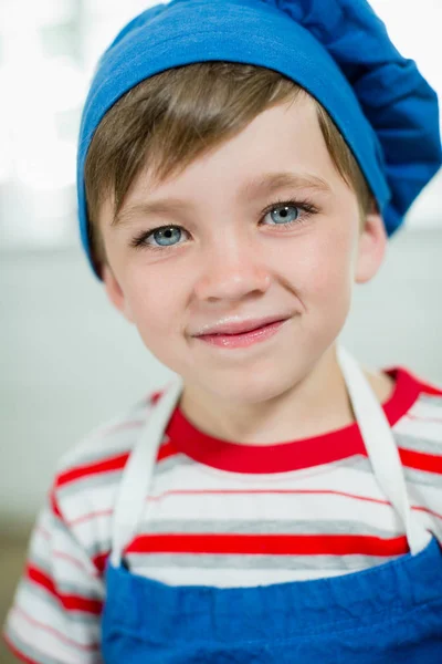 Ładny chłopak w kapelusz kucharz i fartuch — Zdjęcie stockowe