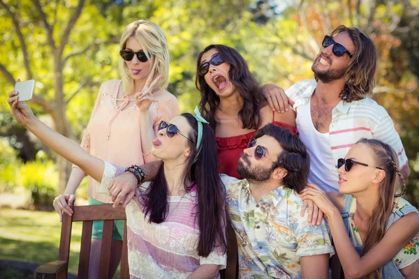 Gruppo di amici che scattano selfie con il cellulare — Foto Stock