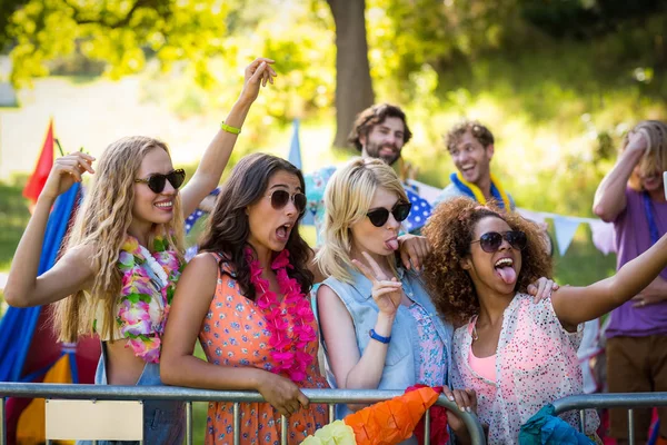 Vänner att klicka på en selfie på musikfestival — Stockfoto