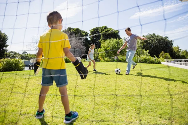 Szczęśliwa rodzina gry w piłkę nożną w parku — Zdjęcie stockowe