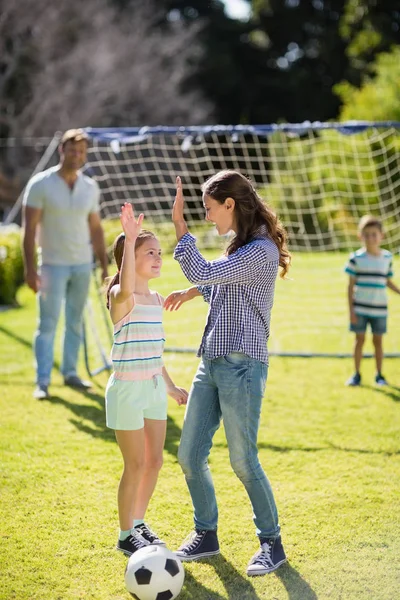 Mor och dotter ger hög fem — Stockfoto