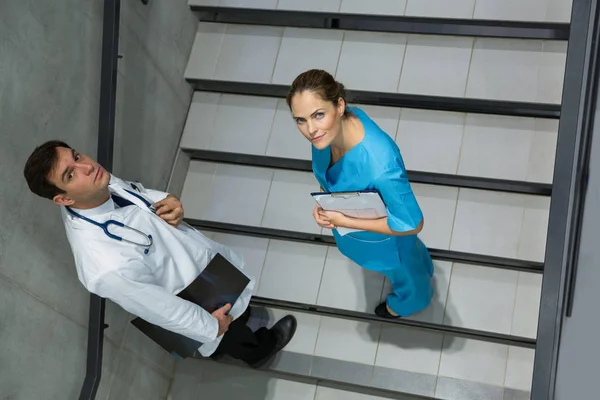 Arzt und Chirurg im Treppenhaus — Stockfoto