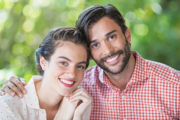 Paar lächelt in Restaurant — Stockfoto