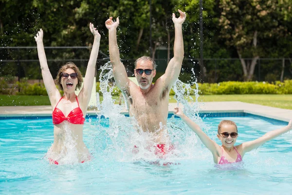 Eltern und Tochter haben Spaß im Pool — Stockfoto