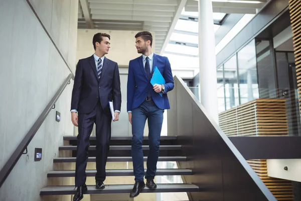 Twee zakenman wandelen naar beneden — Stockfoto