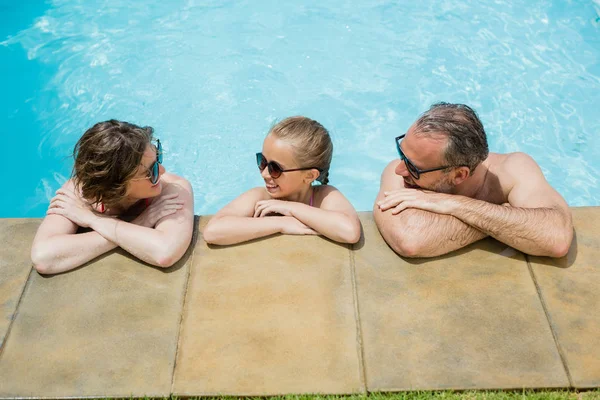 Eltern und Tochter entspannen im Pool — Stockfoto