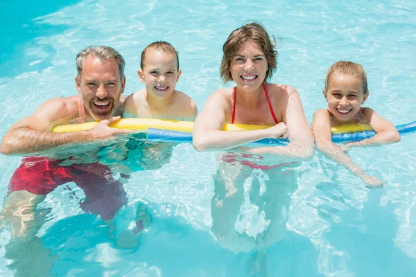 Счастливые родители и дети в бассейне — стоковое фото