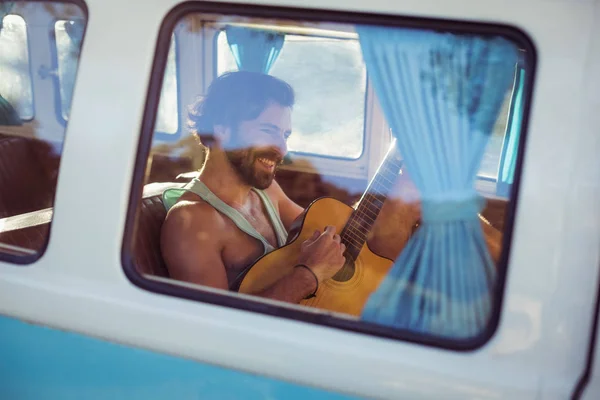 Mann spielt Gitarre im Wohnmobil — Stockfoto