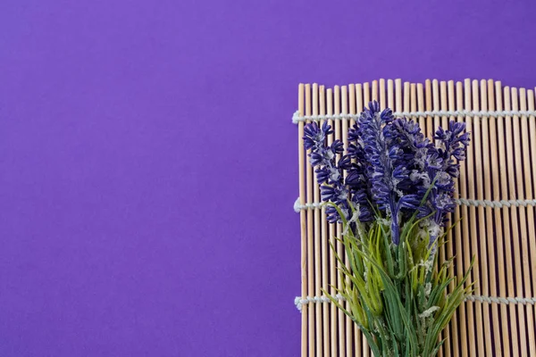 Lavendel som hålls på bambu matta — Stockfoto