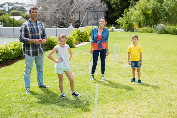 Rodinný hrát kriket v parku — Stock fotografie