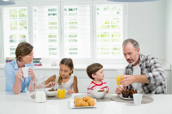 Familj äter frukost i köket — Stockfoto