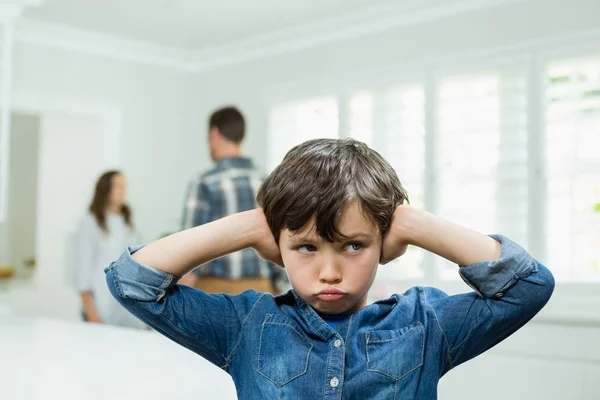 Jongen covers zijn oren met zijn handen — Stockfoto