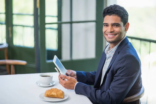 Retrato de empresario feliz sosteniendo tableta digital — Foto de Stock