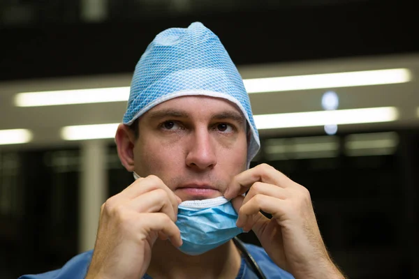 Doordachte mannelijke chirurg dragen chirurgisch masker — Stockfoto