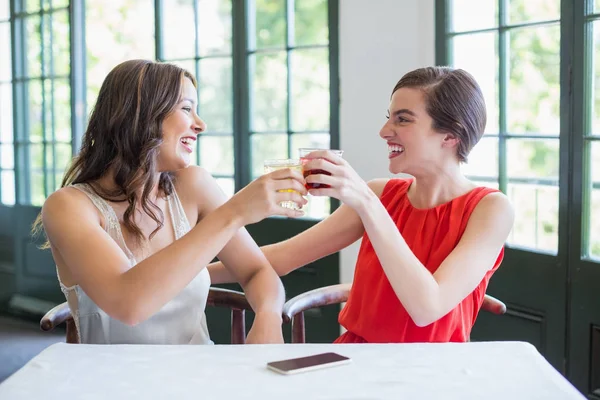 Happy friends toasting cocktail glasses — Stock Photo, Image