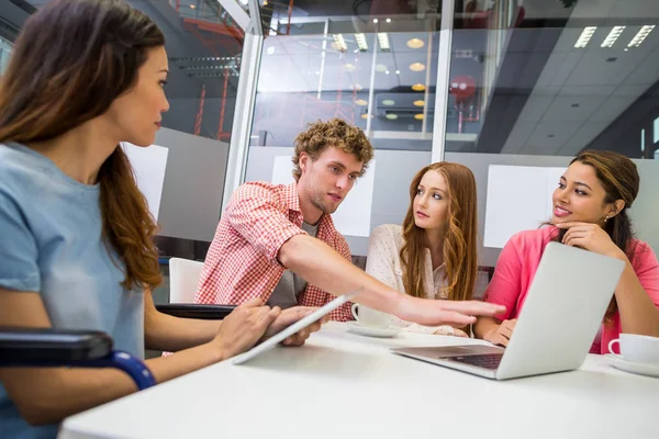 Führungskräfte diskutieren über Laptop im Konferenzraum — Stockfoto