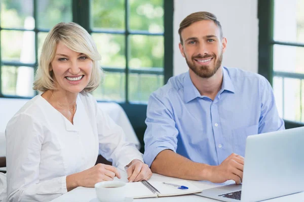 Dirigenti sorridenti in un ristorante — Foto Stock