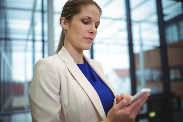 Bizneswoman korzystająca z telefonu komórkowego — Zdjęcie stockowe