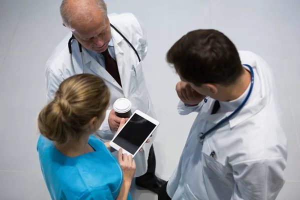 Lekarze i chirurg przy użyciu tabletu — Zdjęcie stockowe