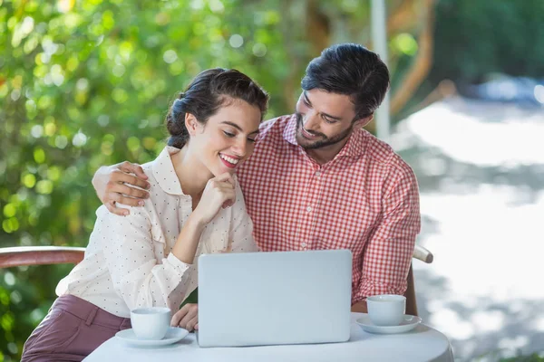 Para uśmiechnięta podczas korzystania z laptopa — Zdjęcie stockowe