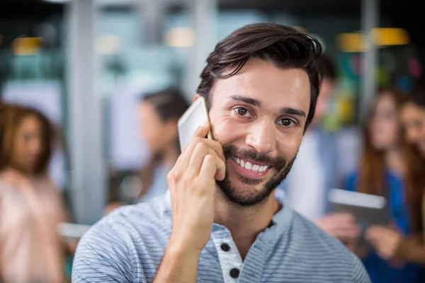 Портрет улыбающегося мужчины, разговаривающего по мобильному телефону — стоковое фото