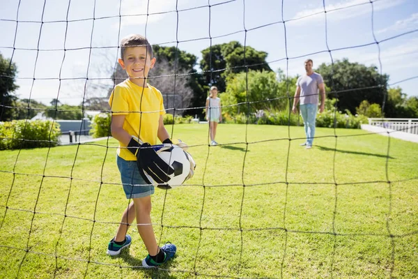 Familia jugando al fútbol en el parque —  Fotos de Stock