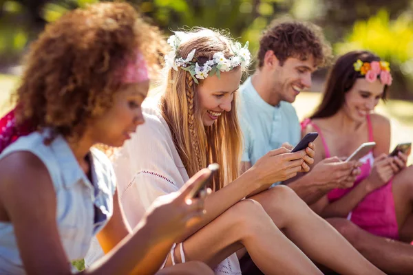 Grupo de amigos usando telefone celular — Fotografia de Stock