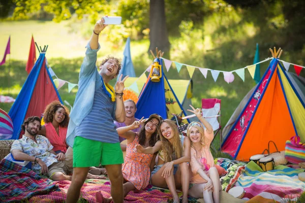 Hombre tomando una selfie con amigos en el camping —  Fotos de Stock