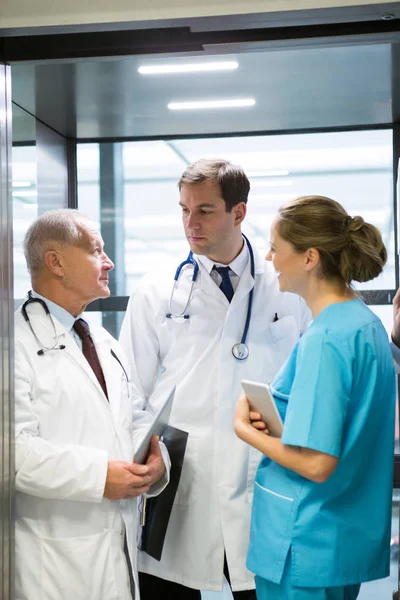 Médicos y cirujanos interactuando —  Fotos de Stock