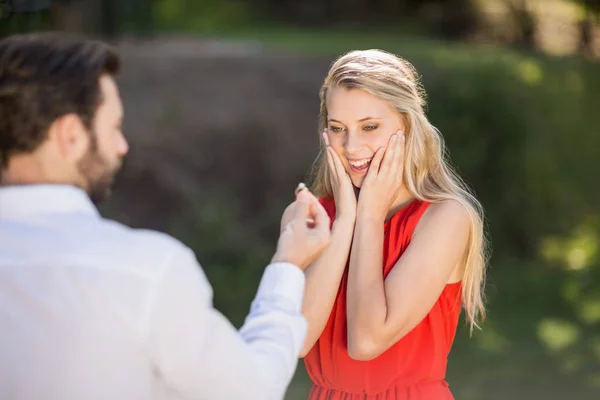 Žena překvapená po shlédnutí prsten — Stock fotografie