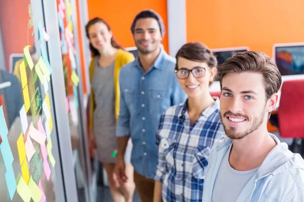 Porträt lächelnder Führungskräfte in einer Reihe — Stockfoto