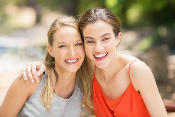 Glückliche Freunde umarmen sich — Stockfoto