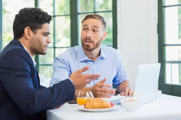 Empresario y colega usando laptop — Foto de Stock