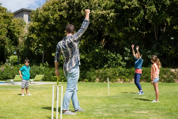 Familie spelen cricket in park — Stockfoto