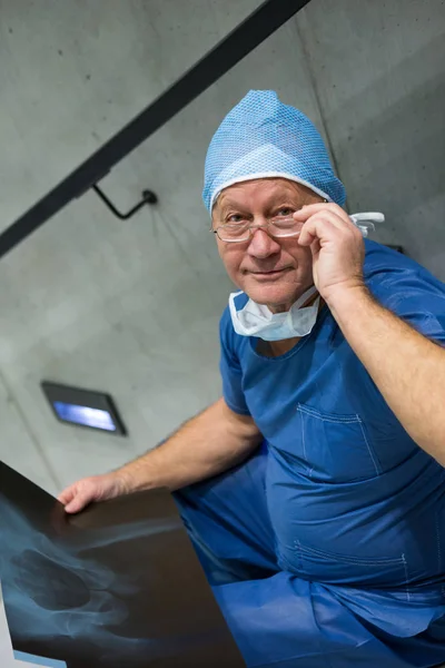 Cirujano masculino examina radiografía en escaleras — Foto de Stock