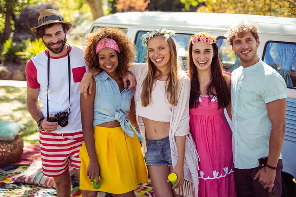 Porträt glücklicher Freunde, die in der Nähe von Wohnmobilen zusammenstehen — Stockfoto