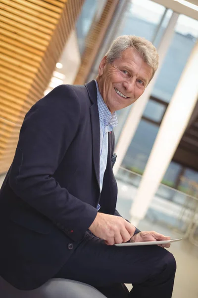 Homme d'affaires heureux utilisant une tablette numérique — Photo