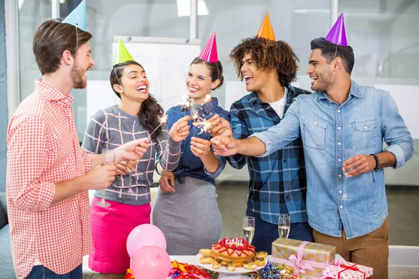 Zufriedene Führungskräfte feiern Geburtstag ihrer Kollegen — Stockfoto