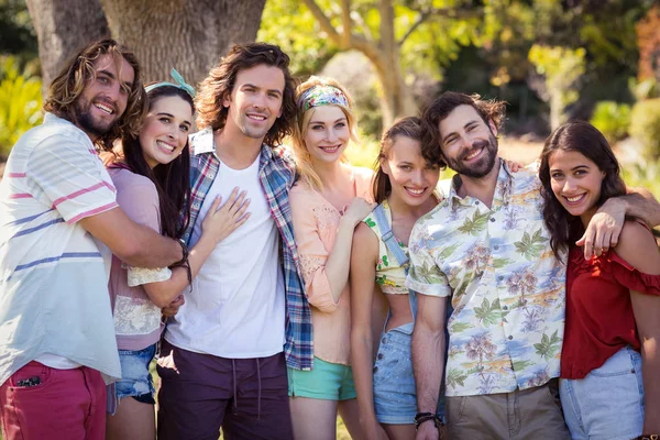 Amigos felices juntos en el camping — Foto de Stock