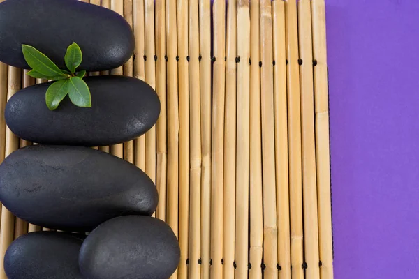 Stones with leaf kept on bamboo mat — Stock Photo, Image