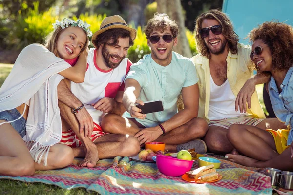 Groupe d'amis heureux prenant un selfie dans le parc — Photo